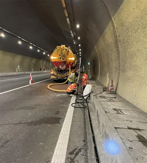 清涧隧道排水渠清淤